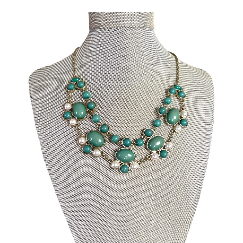 NWT Ella statement necklace green stones set in gold with pearls adj length